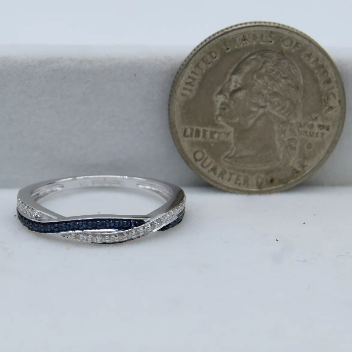 10 K oro redondo diamantes y azul Sapphire, apilable aniversario banda de boda Swirl anillo