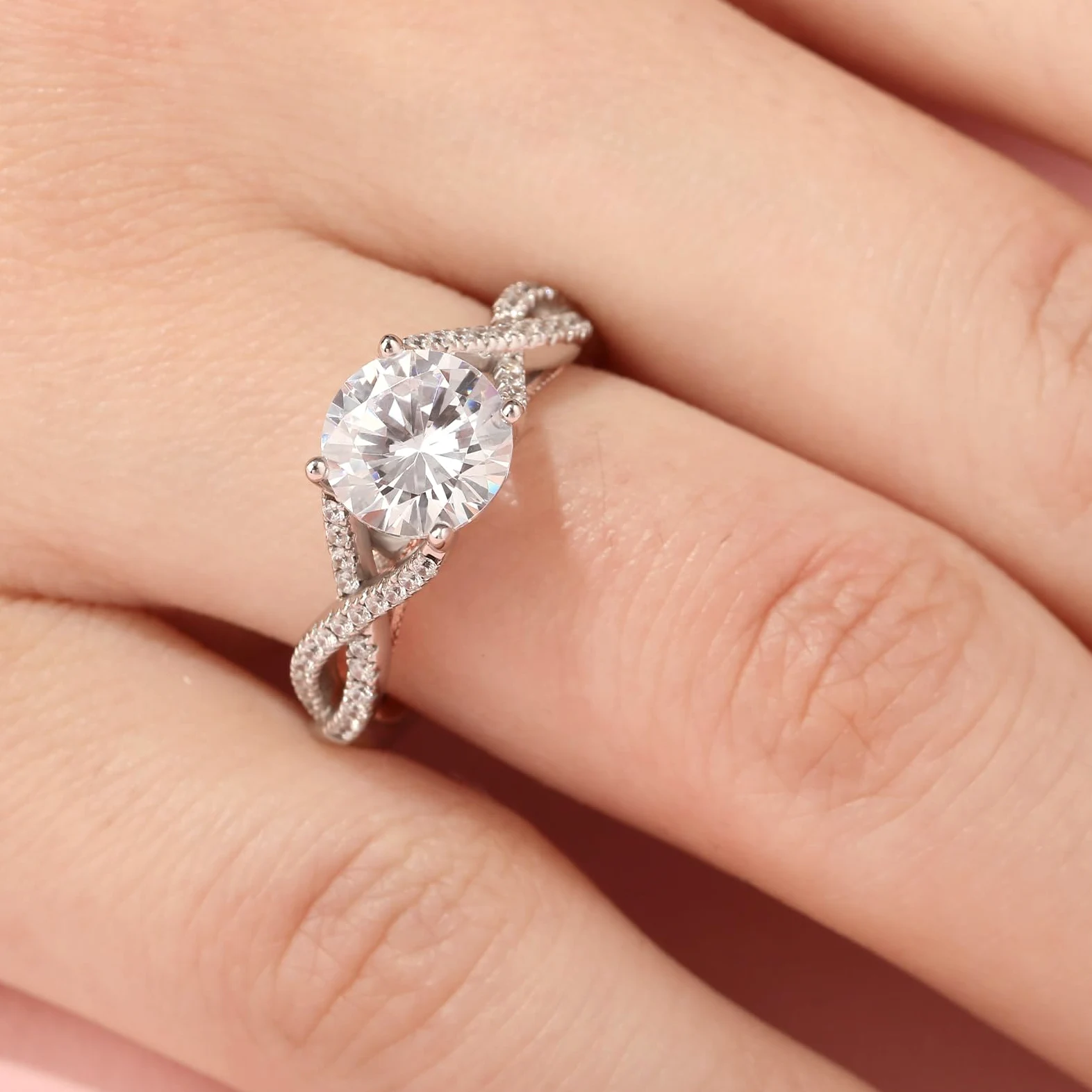 Jeulia Anillos de dos tonos de plata esterlina para mujer: Anillo de filas de torsión de eternidad de corte redondo Anillo de compromiso de promesa Anillo de compromiso de joyería de circonio cúbico