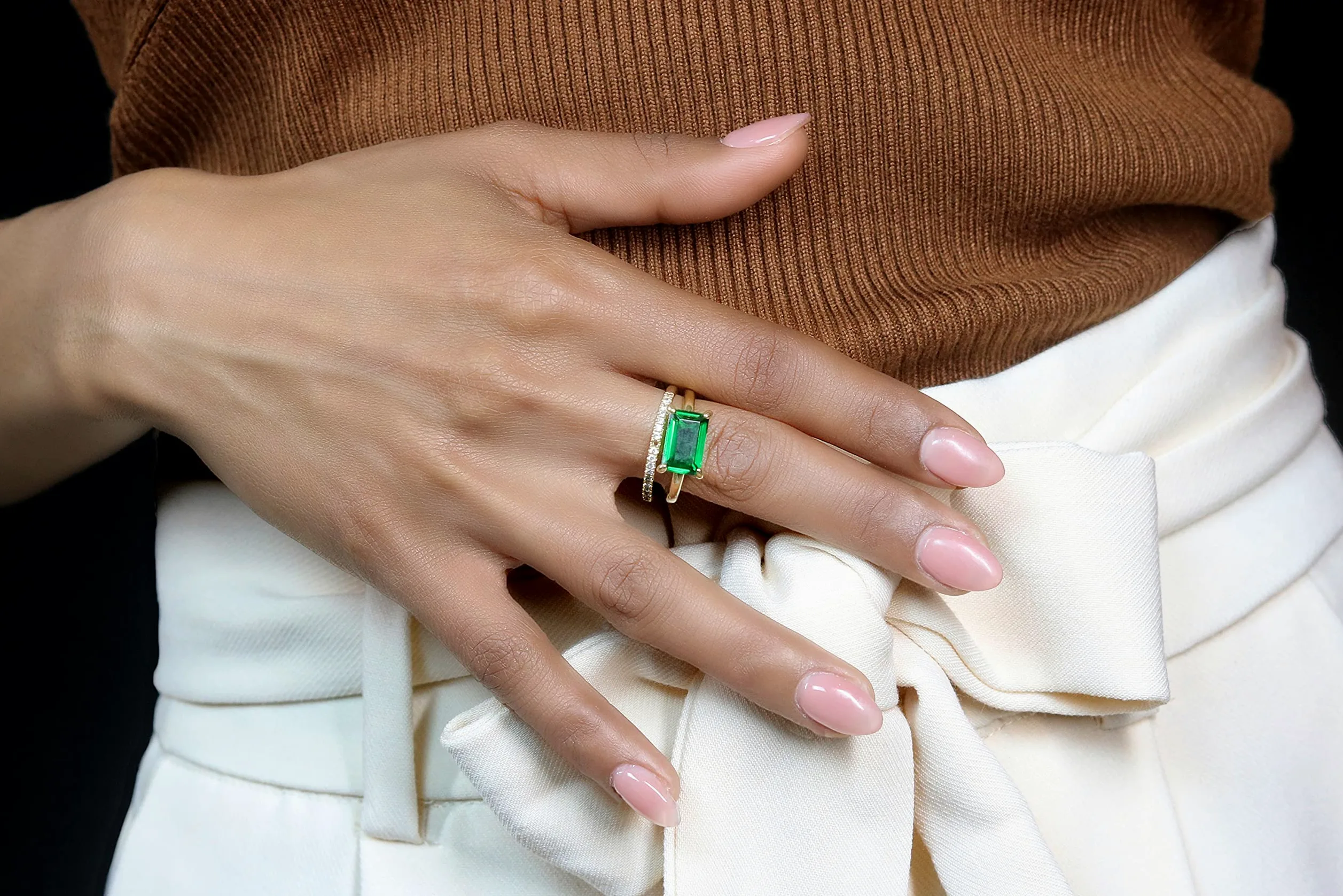 Anillo de Oro Esmeralda - Anillo de Compromiso Minimalista con Piedra Preciosa, Anillo de Moda, Anillo de Aniversario - Joyería de Damas hecha a mano - Personalizable con Grabado - con Caja de Firma