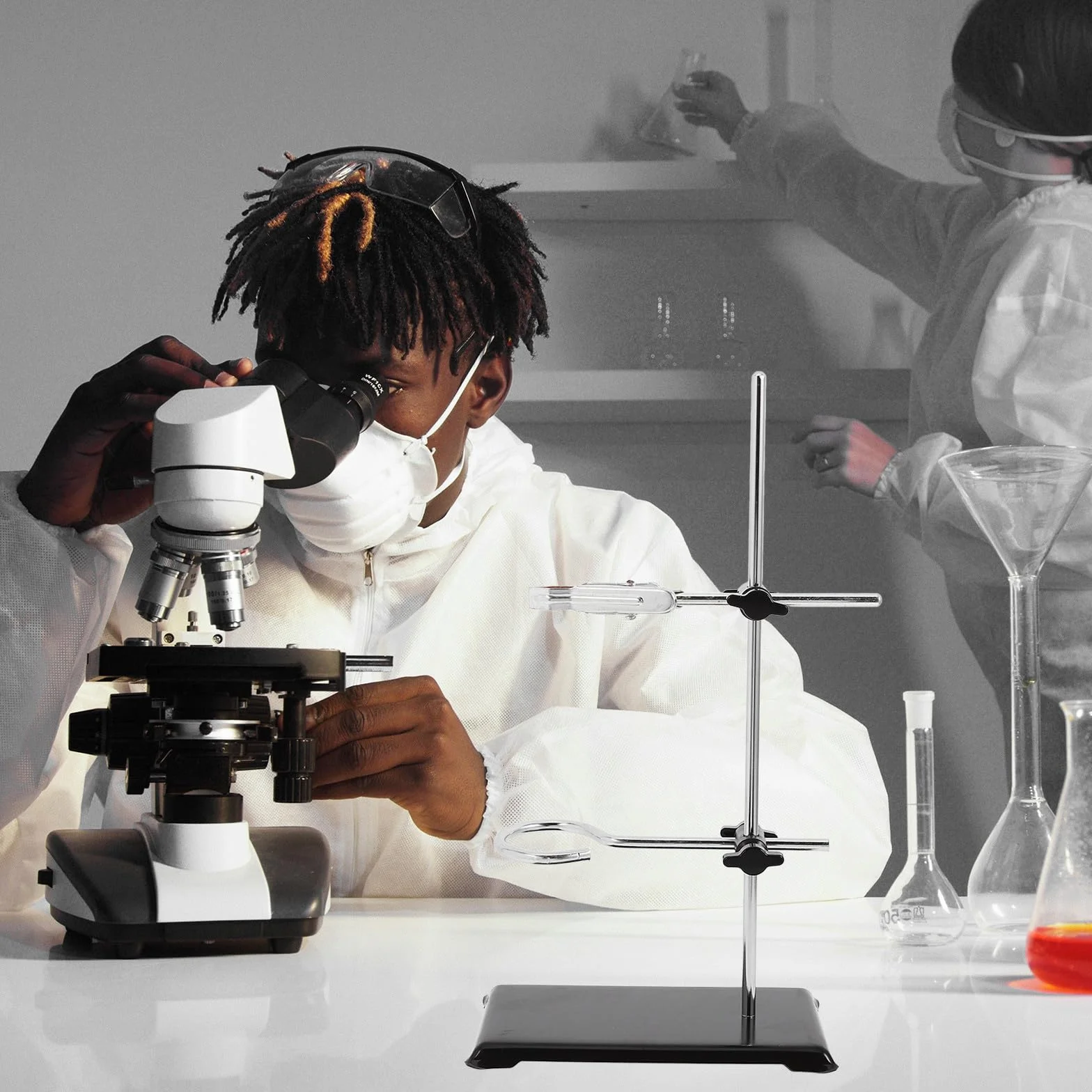 Soporte de Hierro con Base Cuadrada Negra para Laboratorios de Química