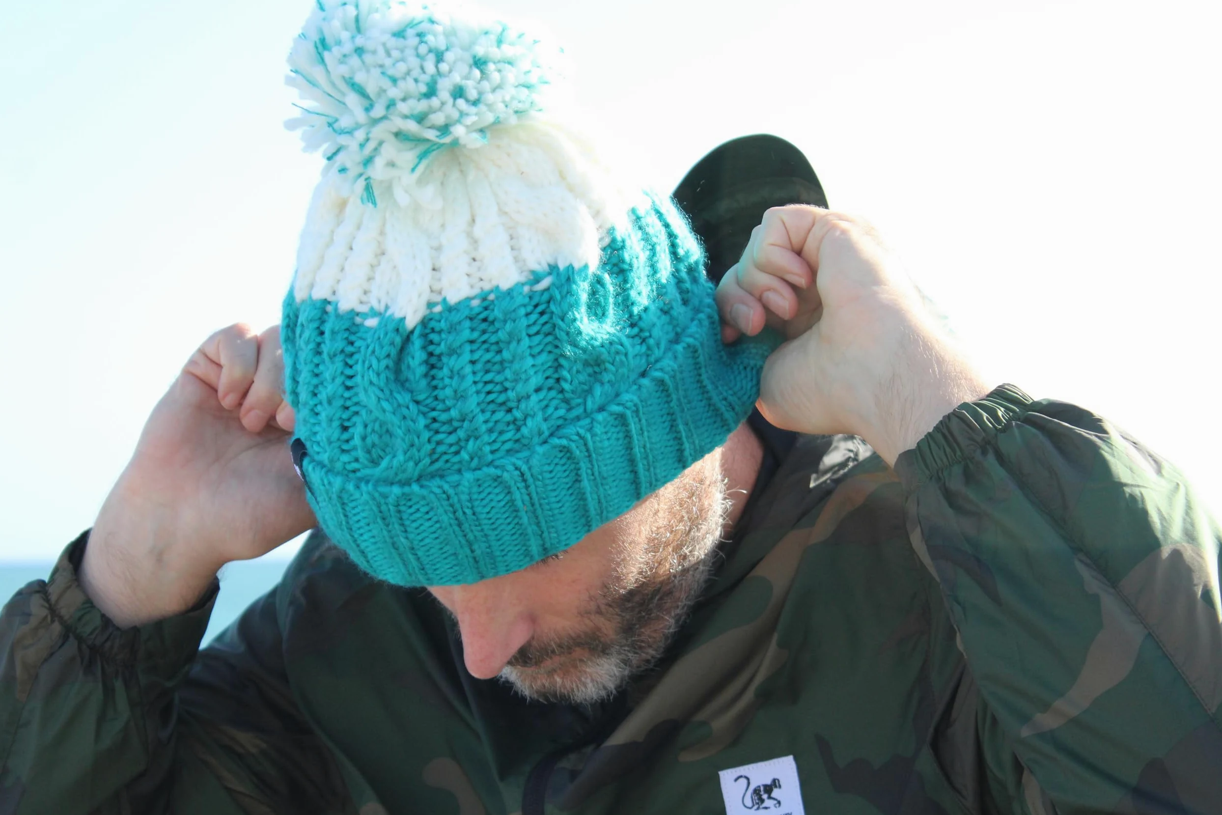 Surf Monkey Gorro de Invierno Unisex con Pompón, Talla Única, Forro Polar Interior