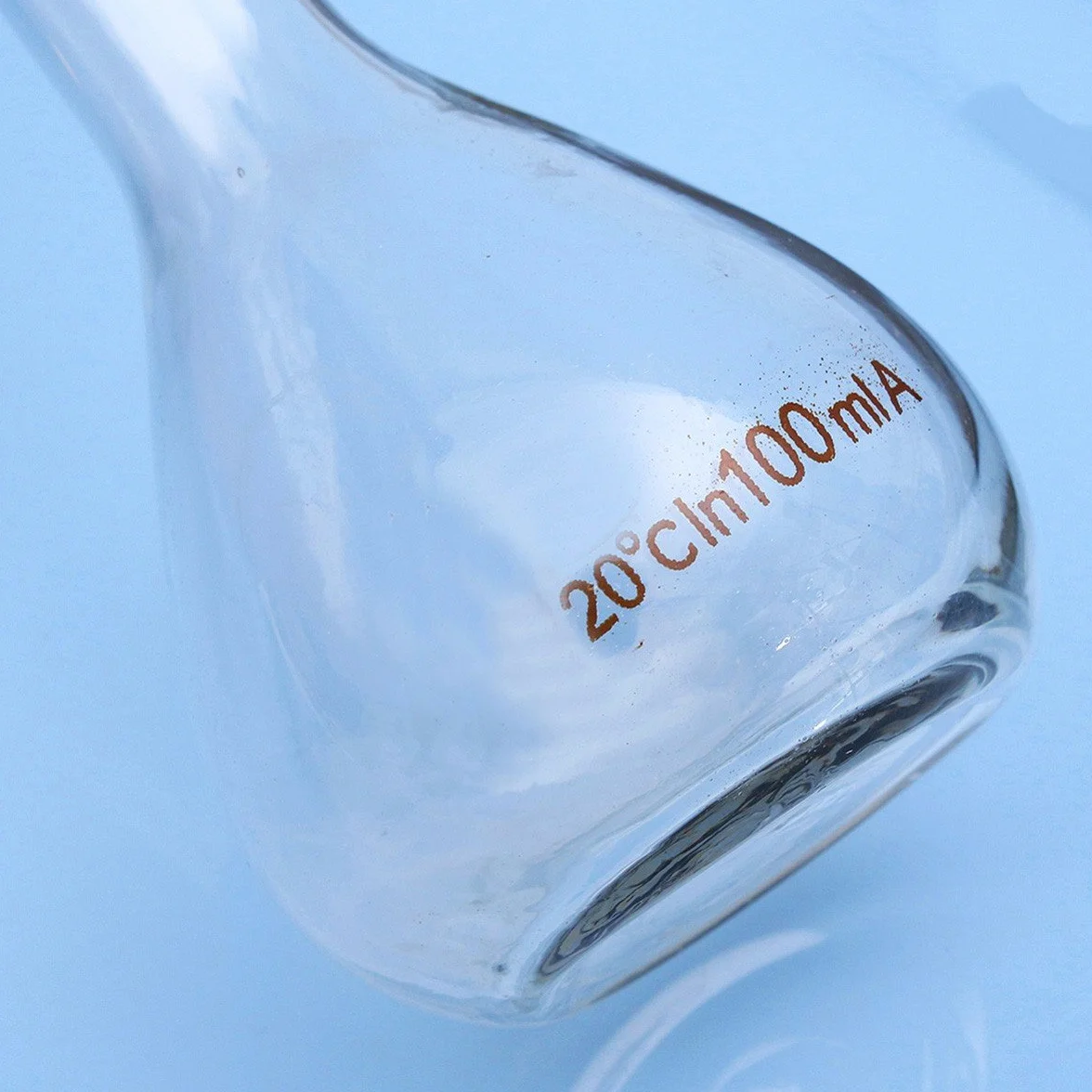 Matraz Aforado de Vidrio de Borosilicato 100 ml con Tapón