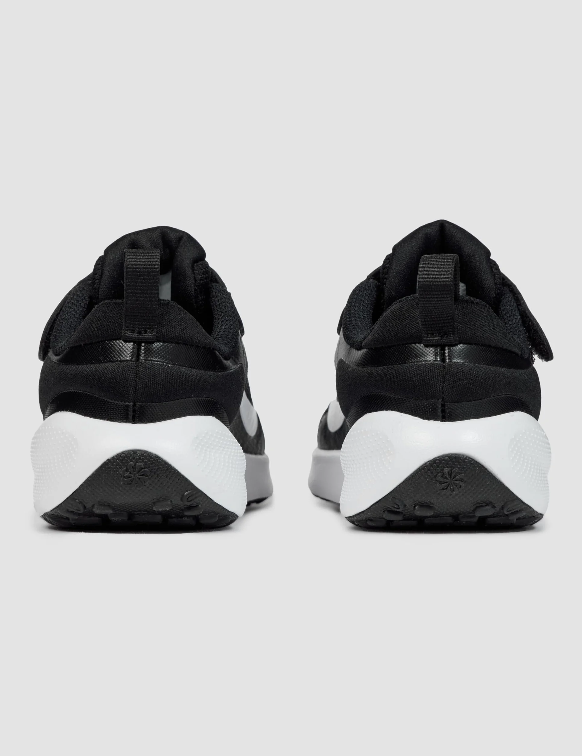 NIKE Unisex Kids Revolutin 7Sneaker