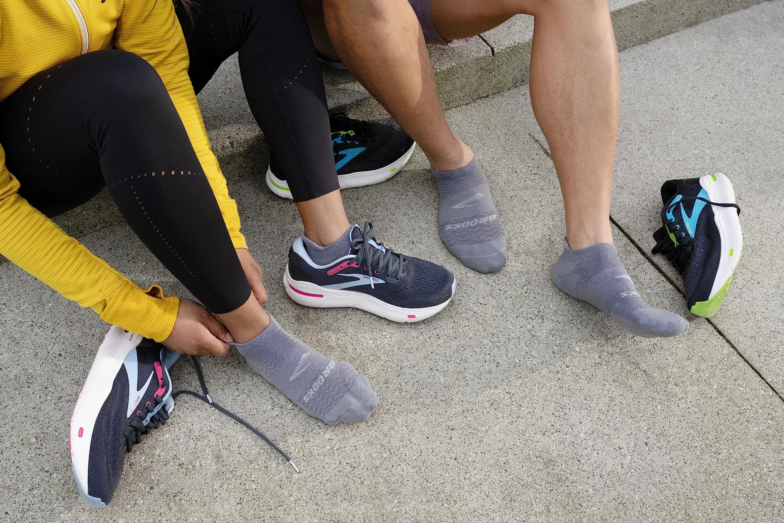 Brooks - Calcetines invisibles, Asfalto/Blanco/Negro, 6 pares, Asfalto/Blanco/Negro, 9-11.5