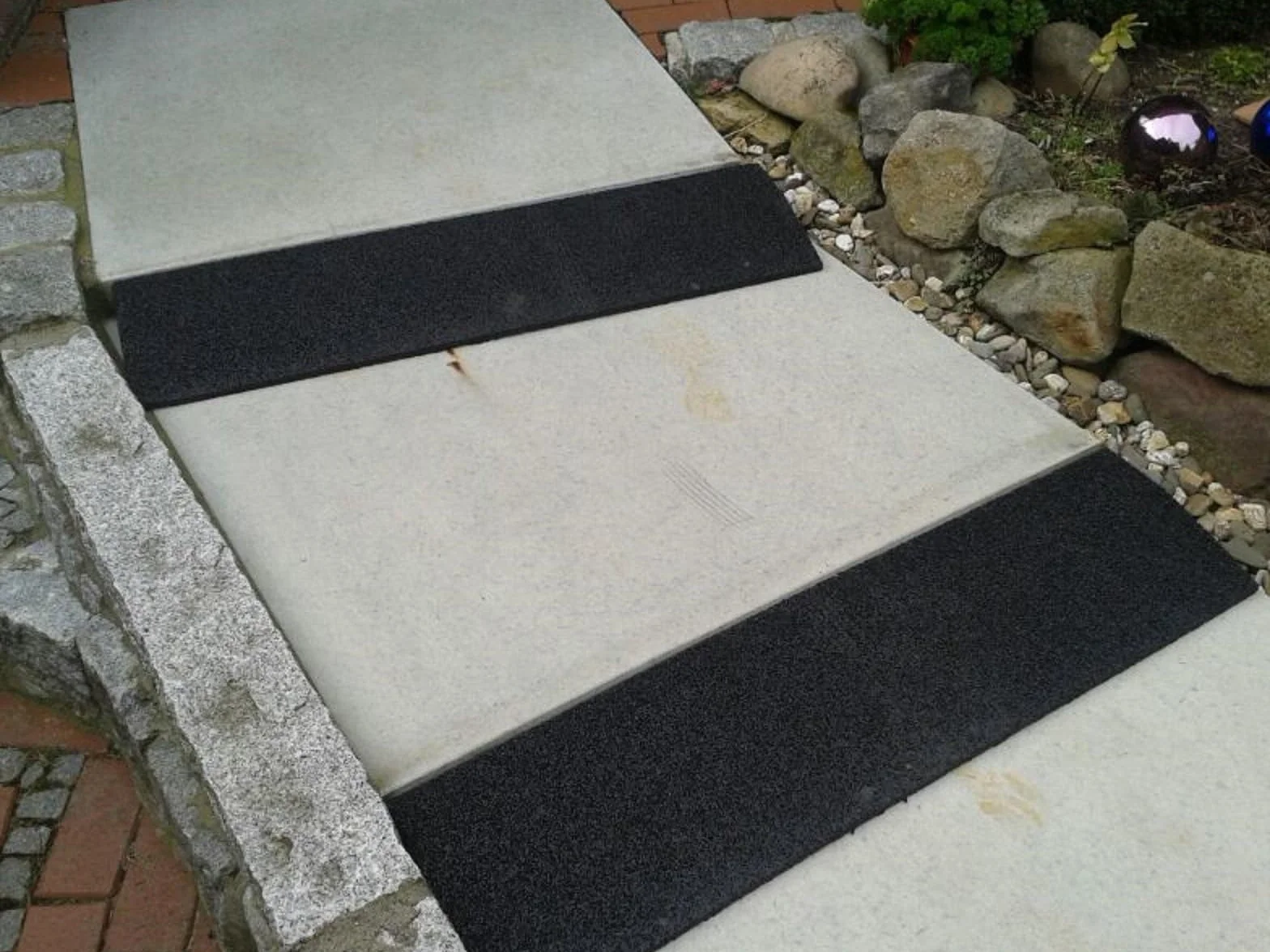 Bepco Rampa para Bordillos de Goma 50x25x10 cm Negro, Rampa de Umbral de Puerta con Arandelas Integradas