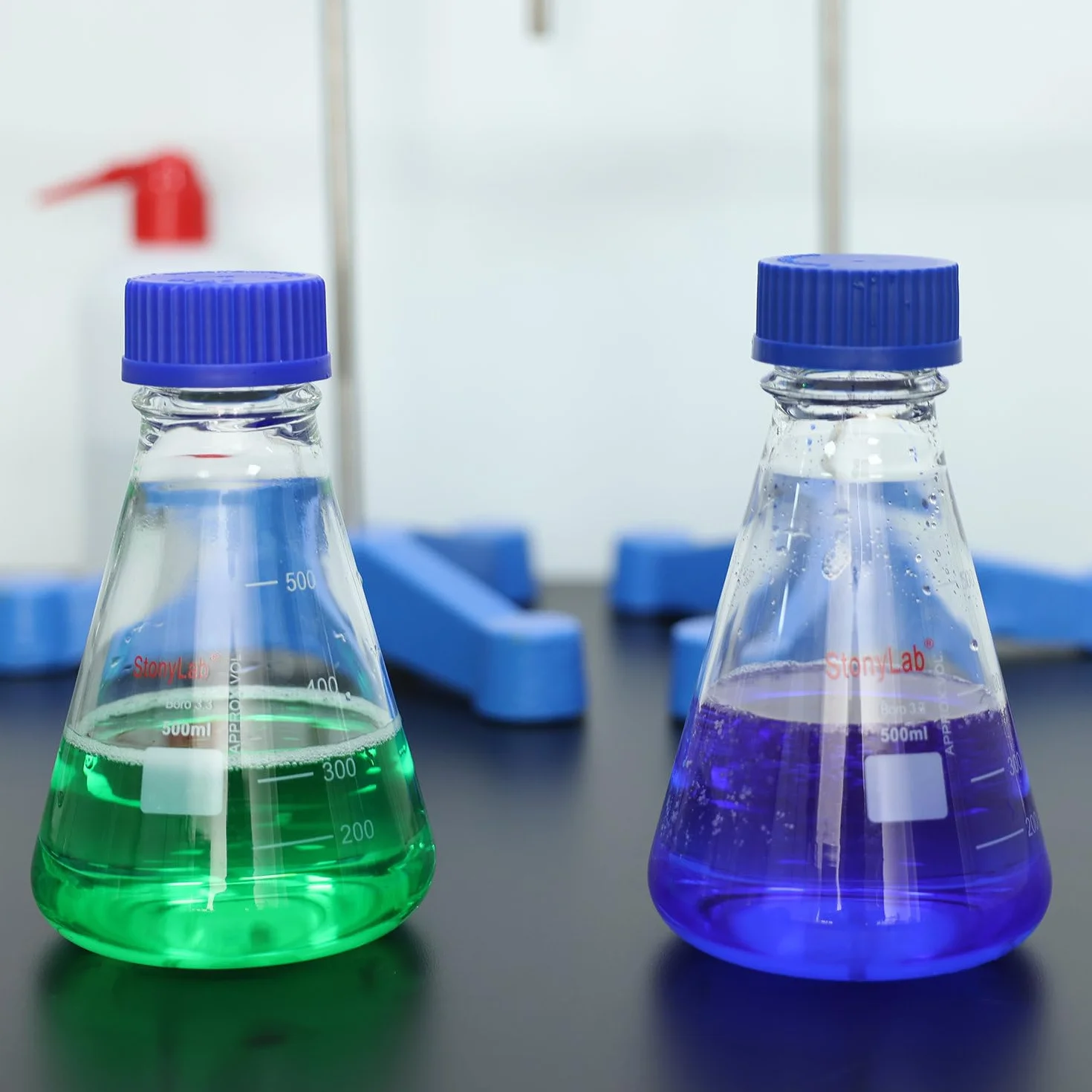 Matraz Erlenmeyer con Tapa de Rosca Azul, Vidrio Borosilicato Graduado para Laboratorio 100 ml