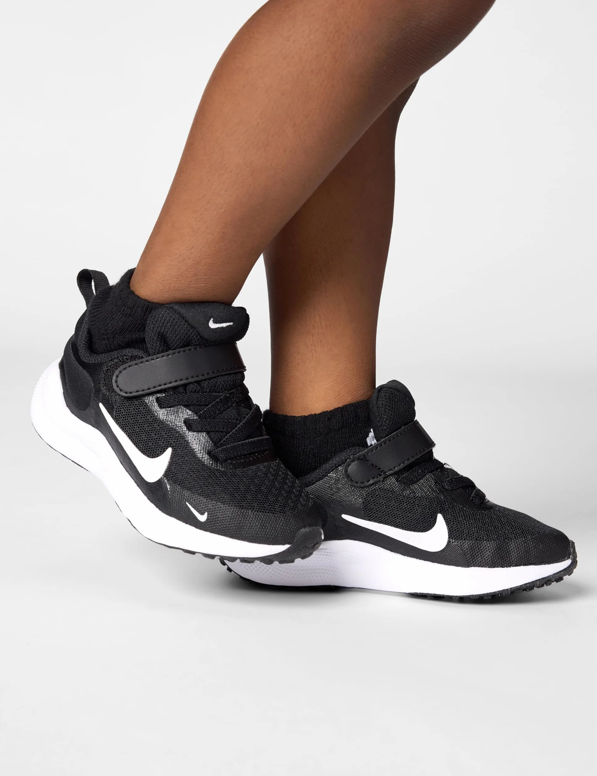 NIKE Unisex Kids Revolutin 7Sneaker