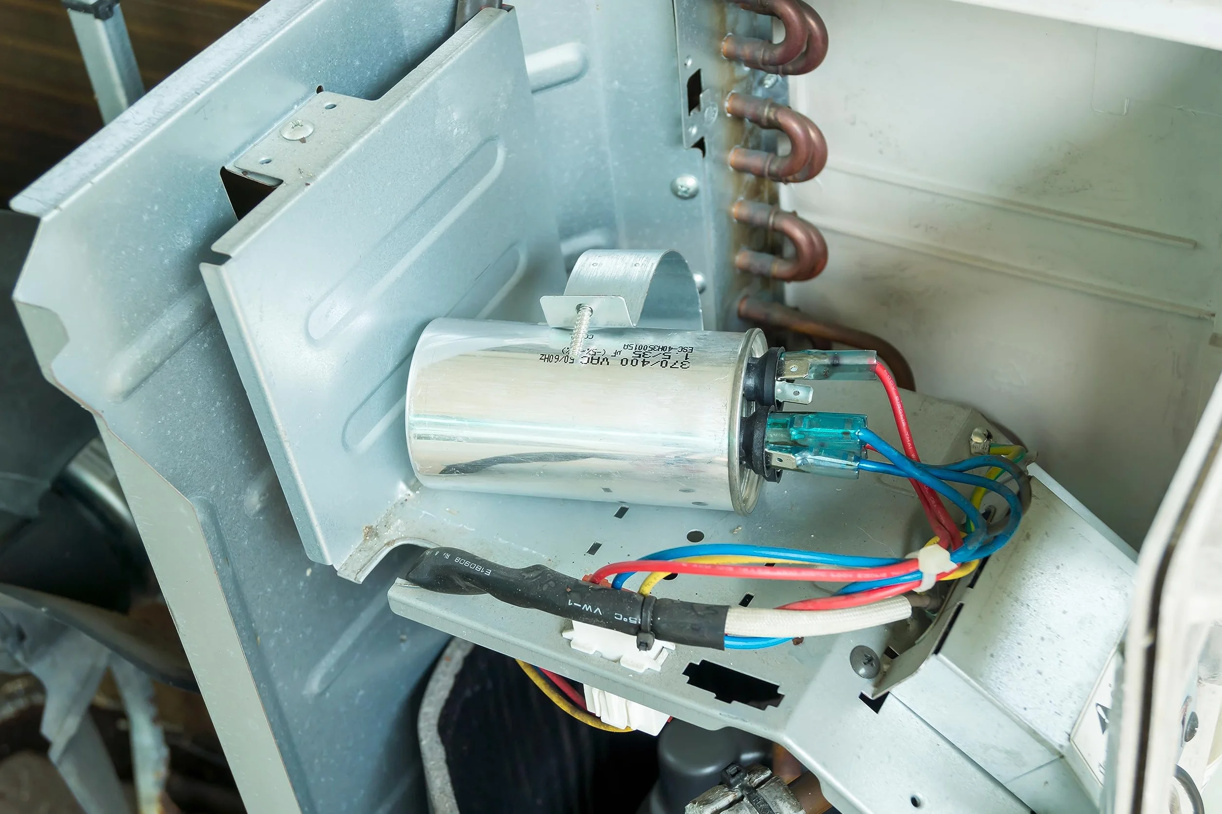Condensador de arranque 450V 30µF 4 pines M8 para motores eléctricos