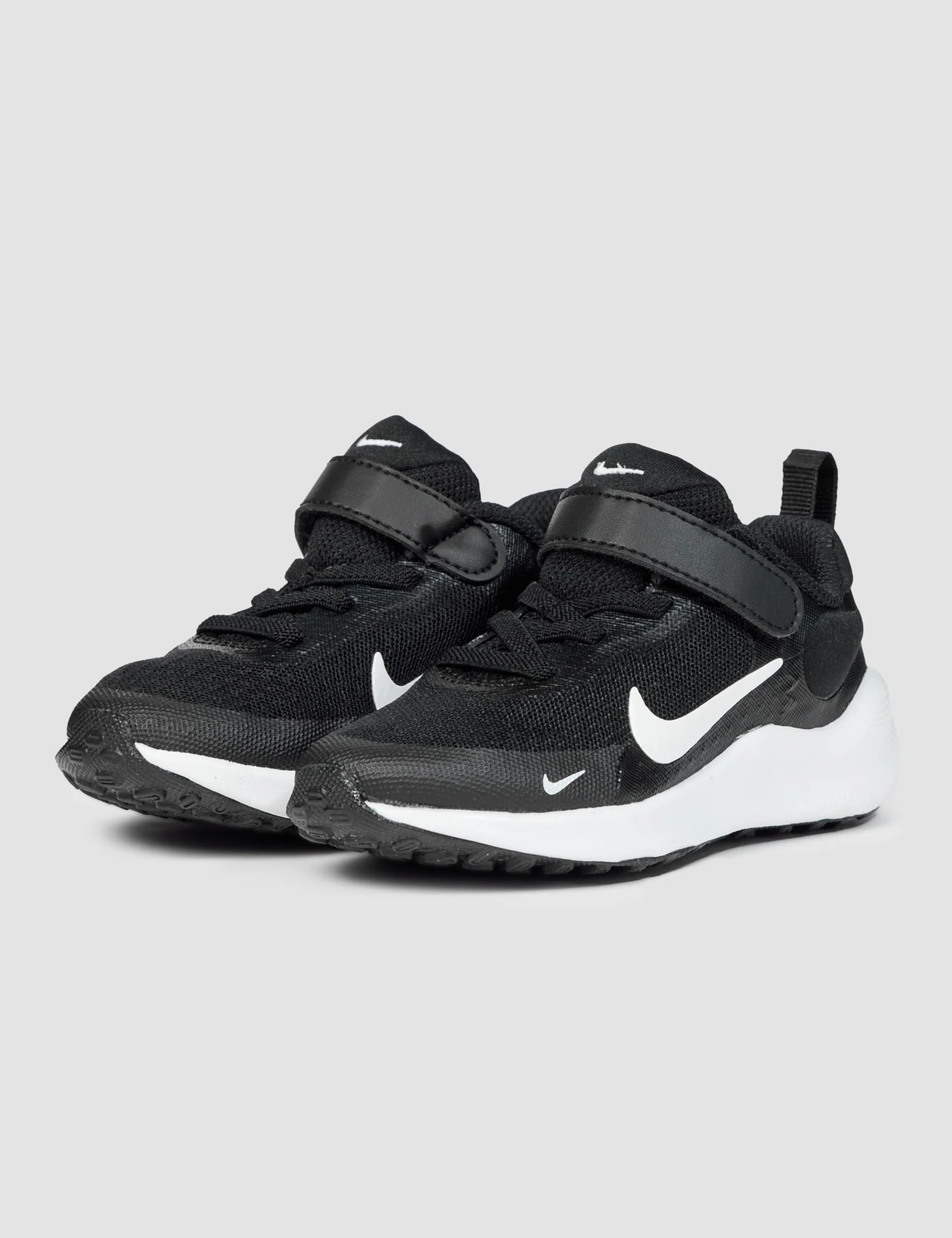 NIKE Unisex Kids Revolutin 7Sneaker
