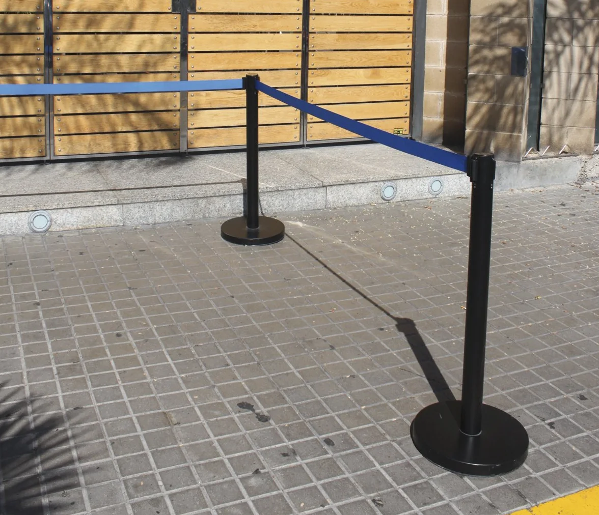 ADO Poste separador de hierro lacado negro con Cinta Extensible Azul 3m Delimitador de paso retráctil