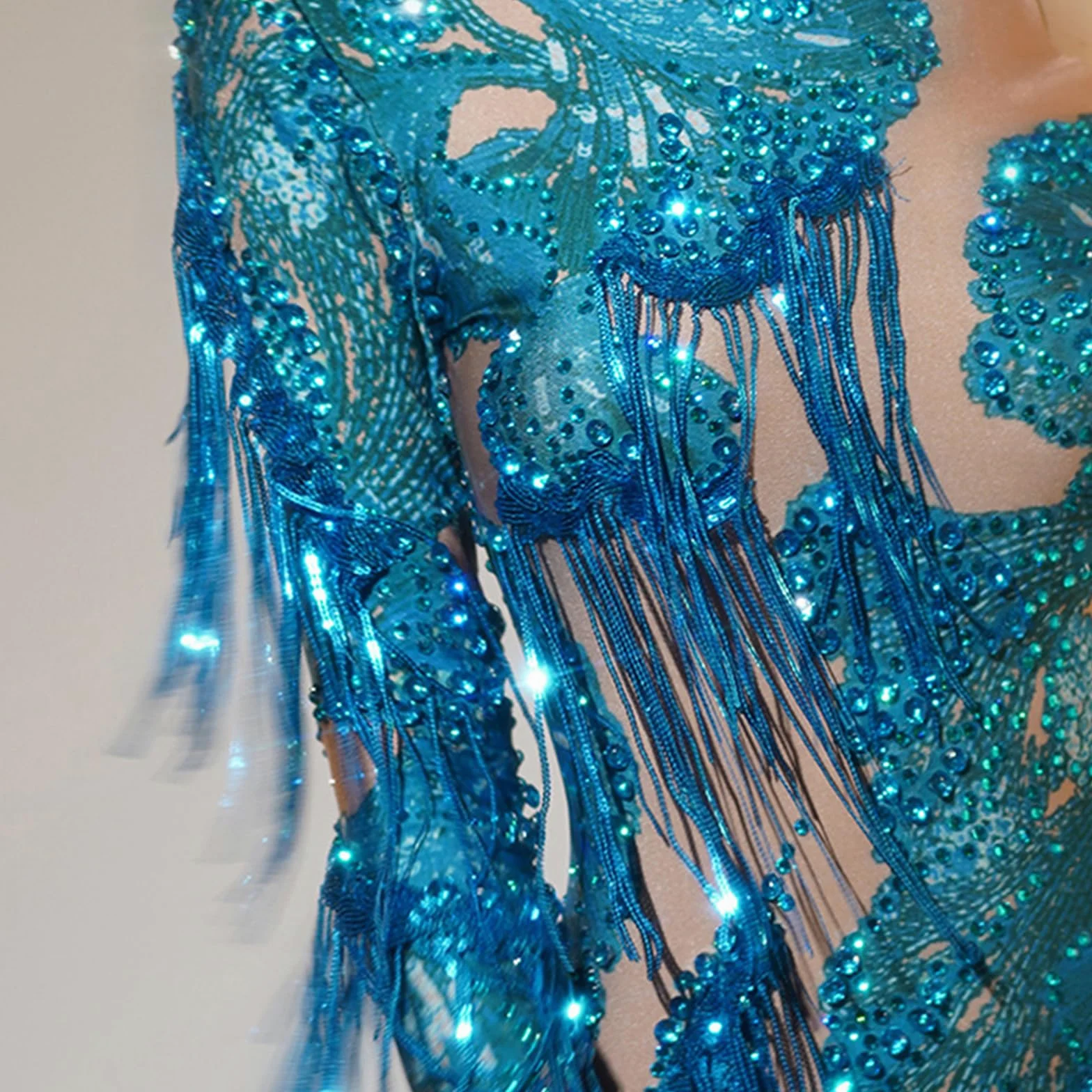 Body elástico para danza del vientre, diseño de un solo brazo con adornos de flecos fluidos para espectáculos dinámicos de una sola manga
