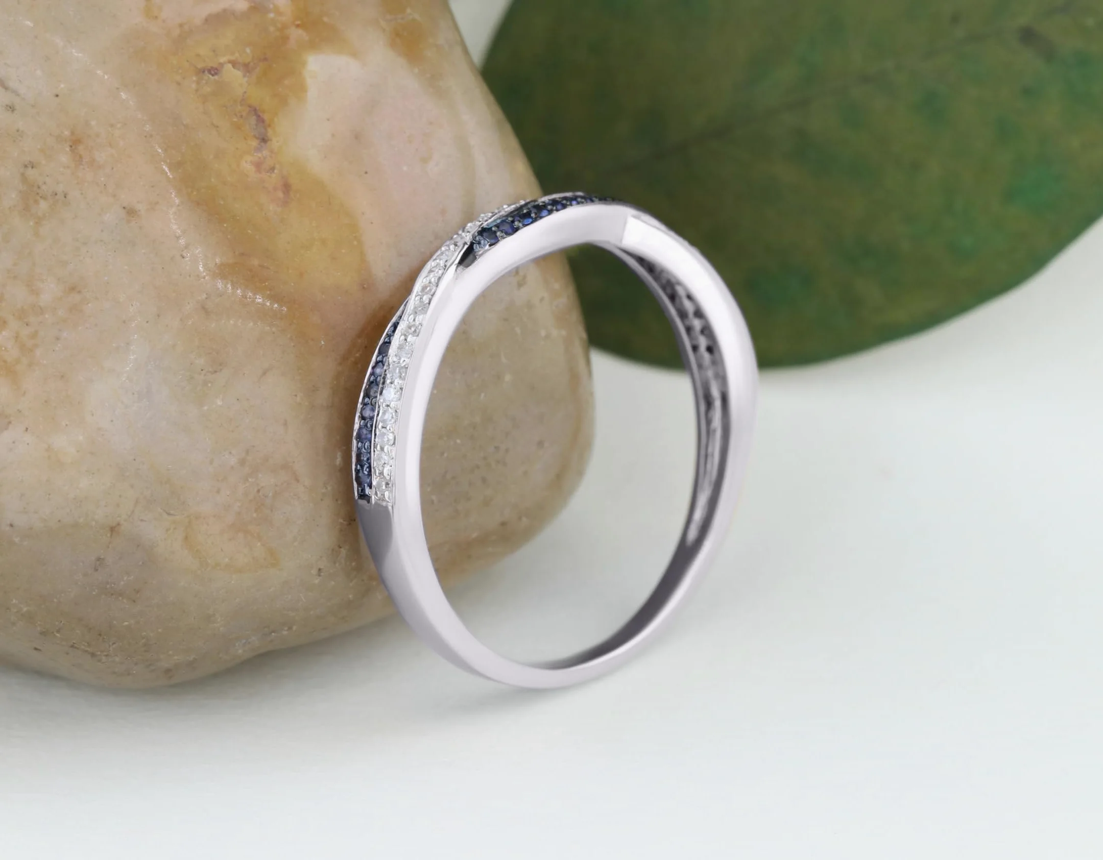 10 K oro redondo diamantes y azul Sapphire, apilable aniversario banda de boda Swirl anillo