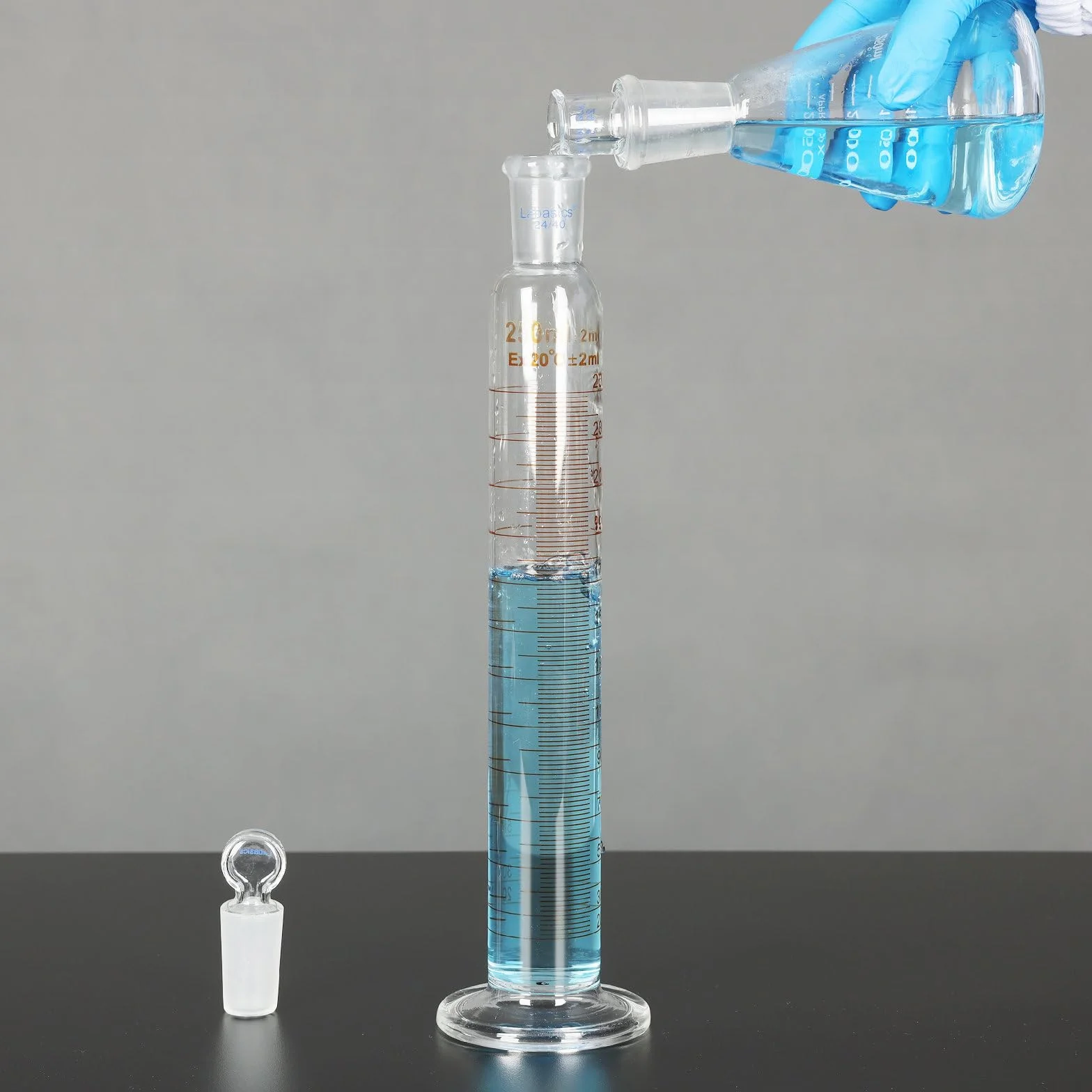 Labasics Cilindro Graduado con Tapón 250 ml Vidrio Borosilicato Junta Esmerilada 24/40 Laboratorio Medición Líquidos