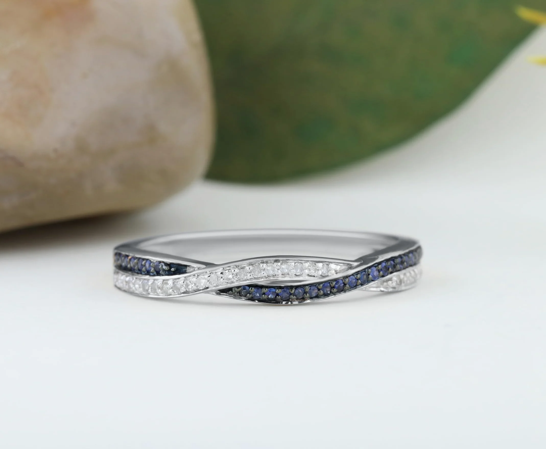 10 K oro redondo diamantes y azul Sapphire, apilable aniversario banda de boda Swirl anillo