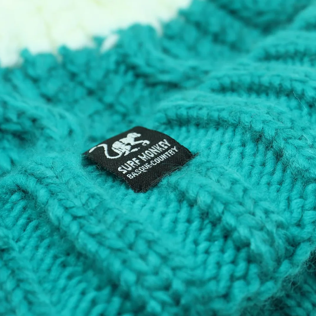 Surf Monkey Gorro de Invierno Unisex con Pompón, Talla Única, Forro Polar Interior