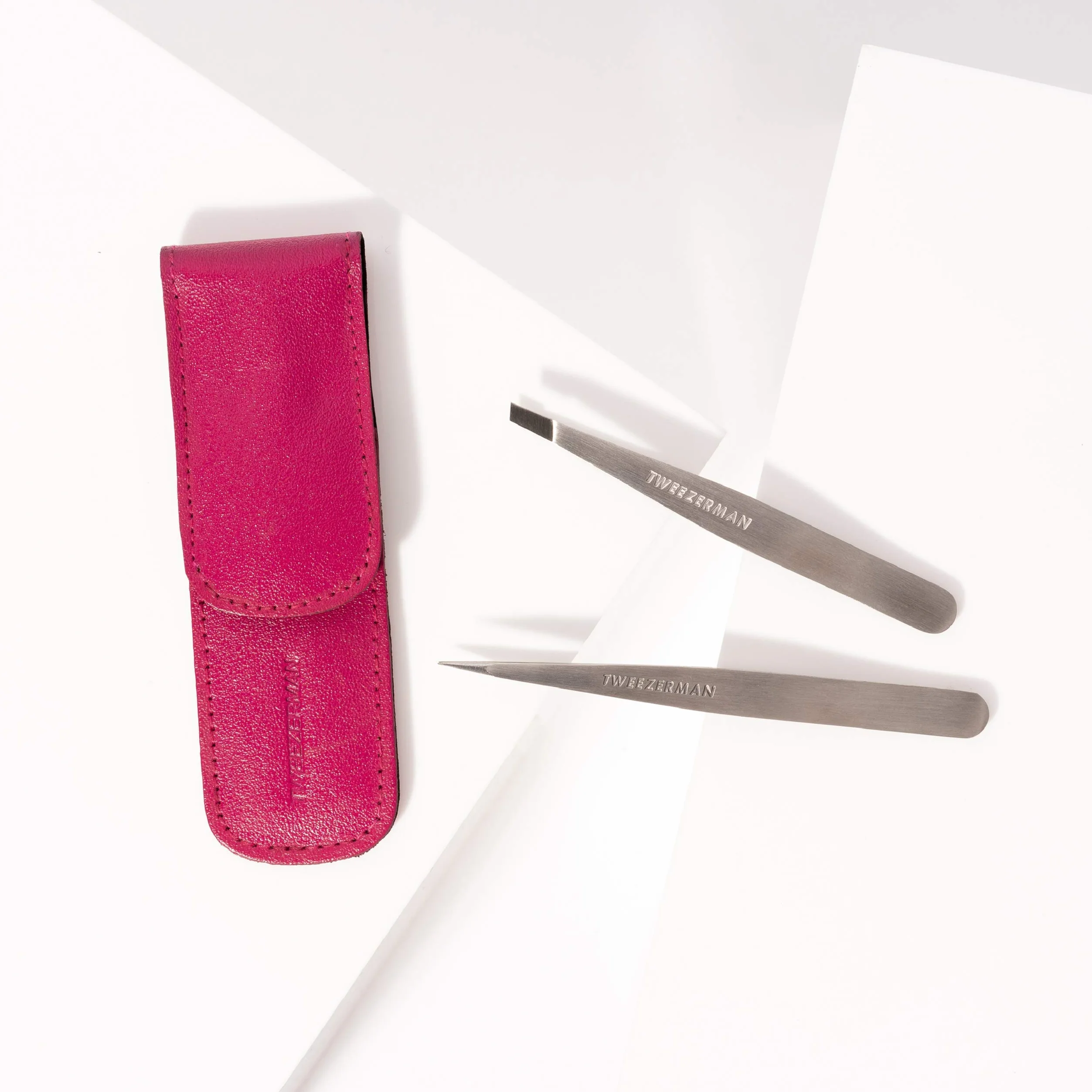 Tweezerman Juego de pinzas pequeñas con estuche de viaje, pinza puntiaguda e inclinada