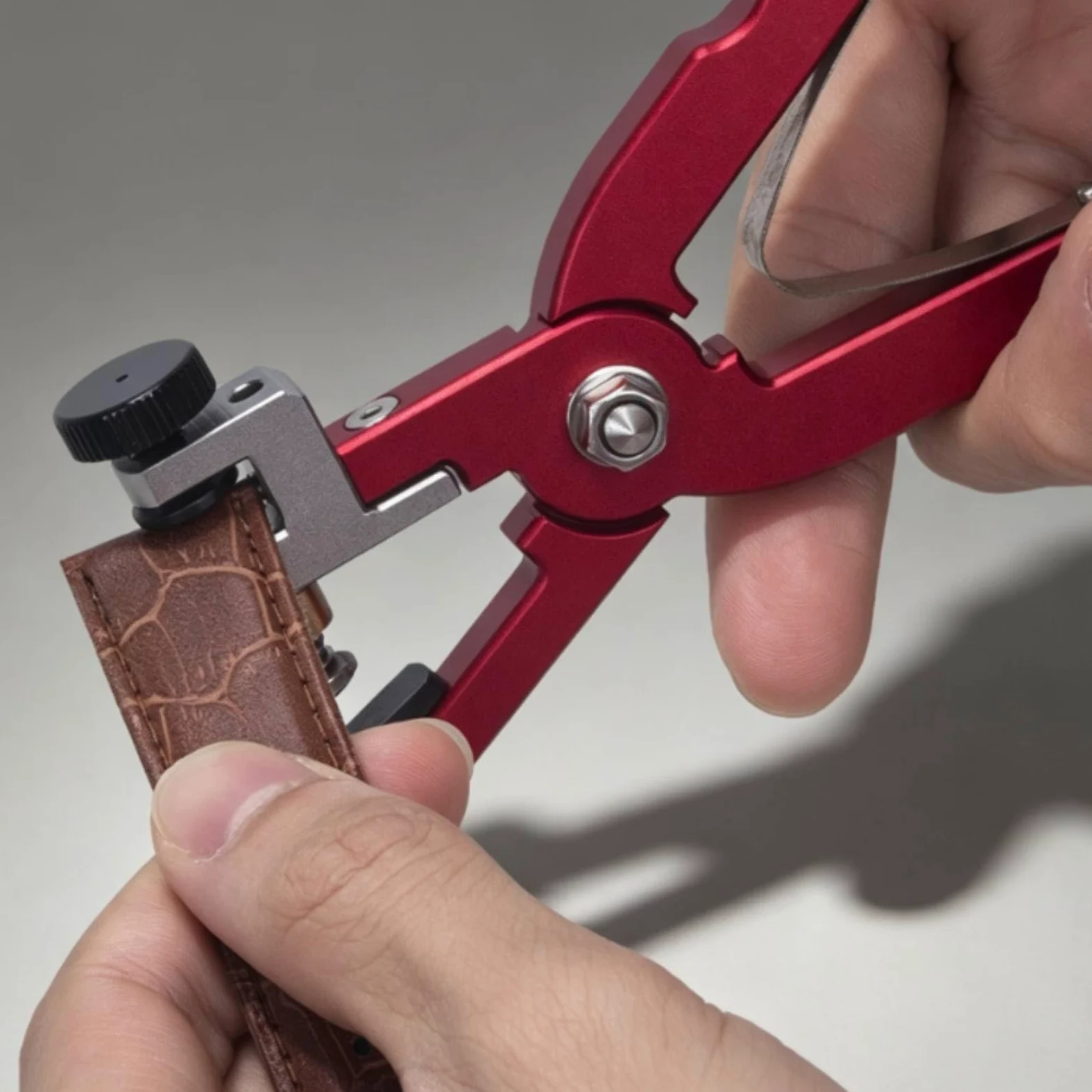 TISHITA de Correas de Reloj Alicates Herramienta de Corte Perforadora Ajustable para Correas de Cuero en Acero con Mecanismo de Adecuado para Relojeros Bricolaje Taller y Banco de Trabajo