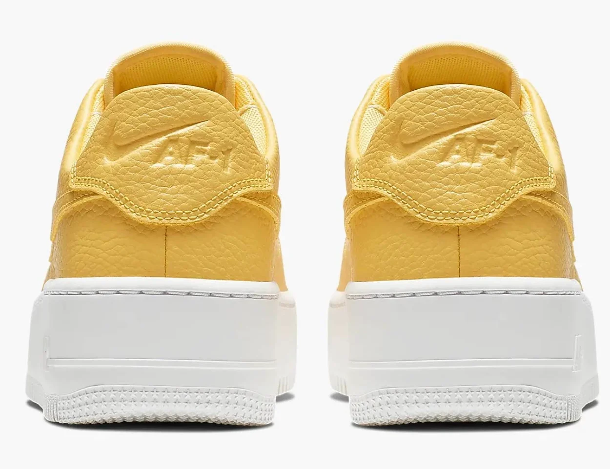 Nike W AF1 Sage Low Zapatillas de Baloncesto, Mujer, Multicolor (Topaz Gold/Topaz Gold/White 700), 35.5 EU (2.5 UK)