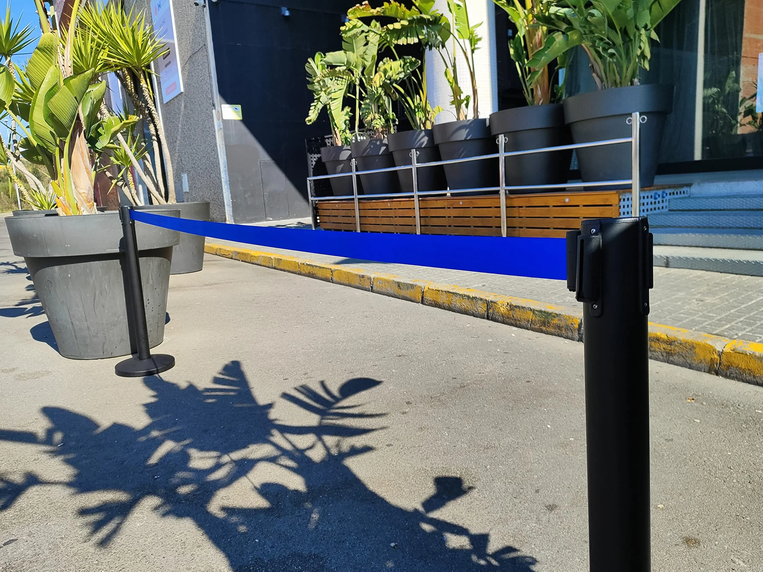 ADO Poste separador de hierro lacado negro con Cinta Extensible Azul 3m Delimitador de paso retráctil