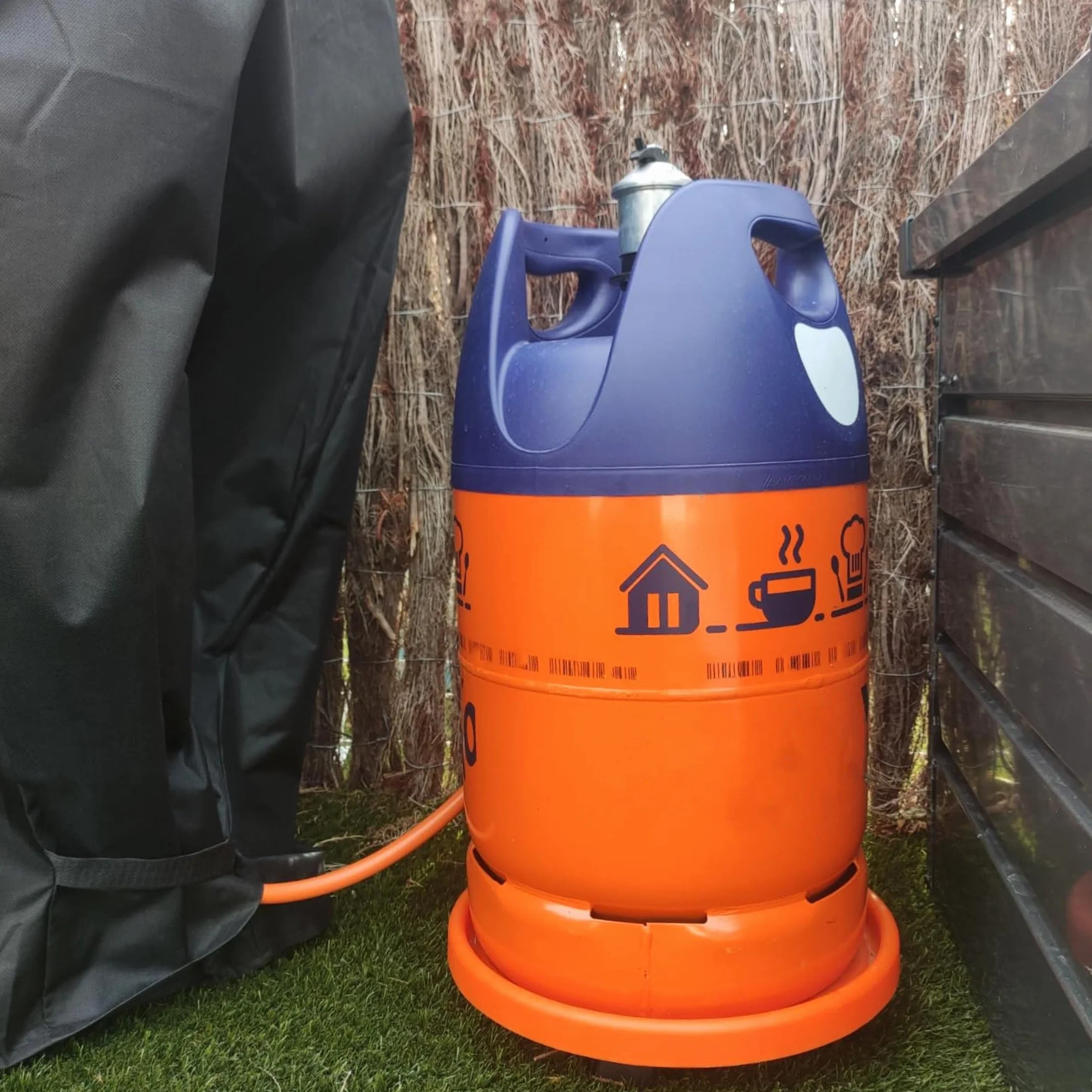 TECHZOCO Soporte para bombona butano Portabombonas Carro Porta bombona Gas Plástico 4 Ruedas 33,5 cm Naranja