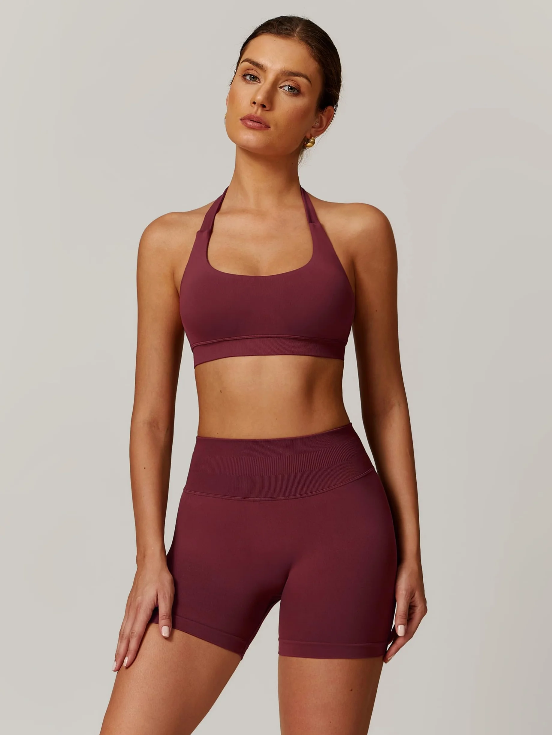 ABOCIW Conjunto de entrenamiento sin costuras para mujer, 2 piezas, brasier deportivo con tirantes halter, pantalones cortos para gimnasio, yoga