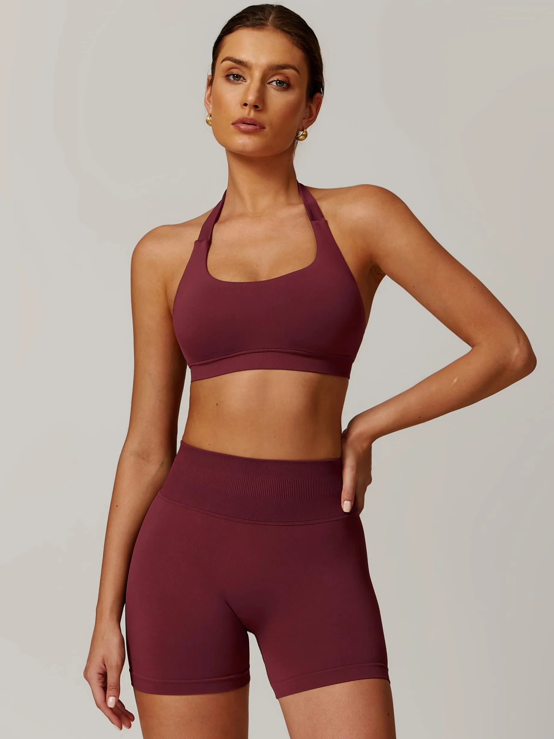 ABOCIW Conjunto de entrenamiento sin costuras para mujer, 2 piezas, brasier deportivo con tirantes halter, pantalones cortos para gimnasio, yoga