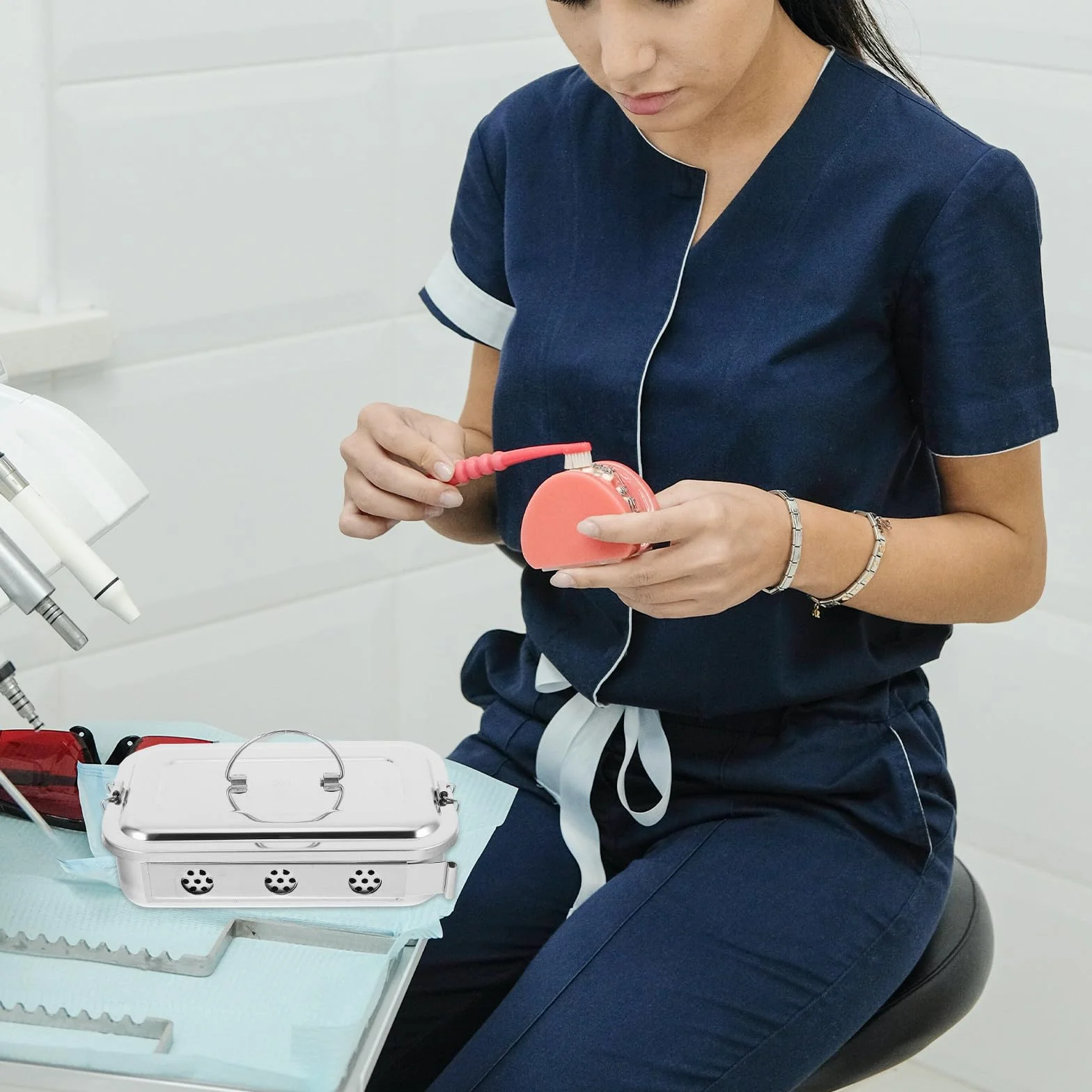 Caja de Acero Inoxidable para Instrumentos Médicos con Tapa y Orificios Bandeja de Esterilización
