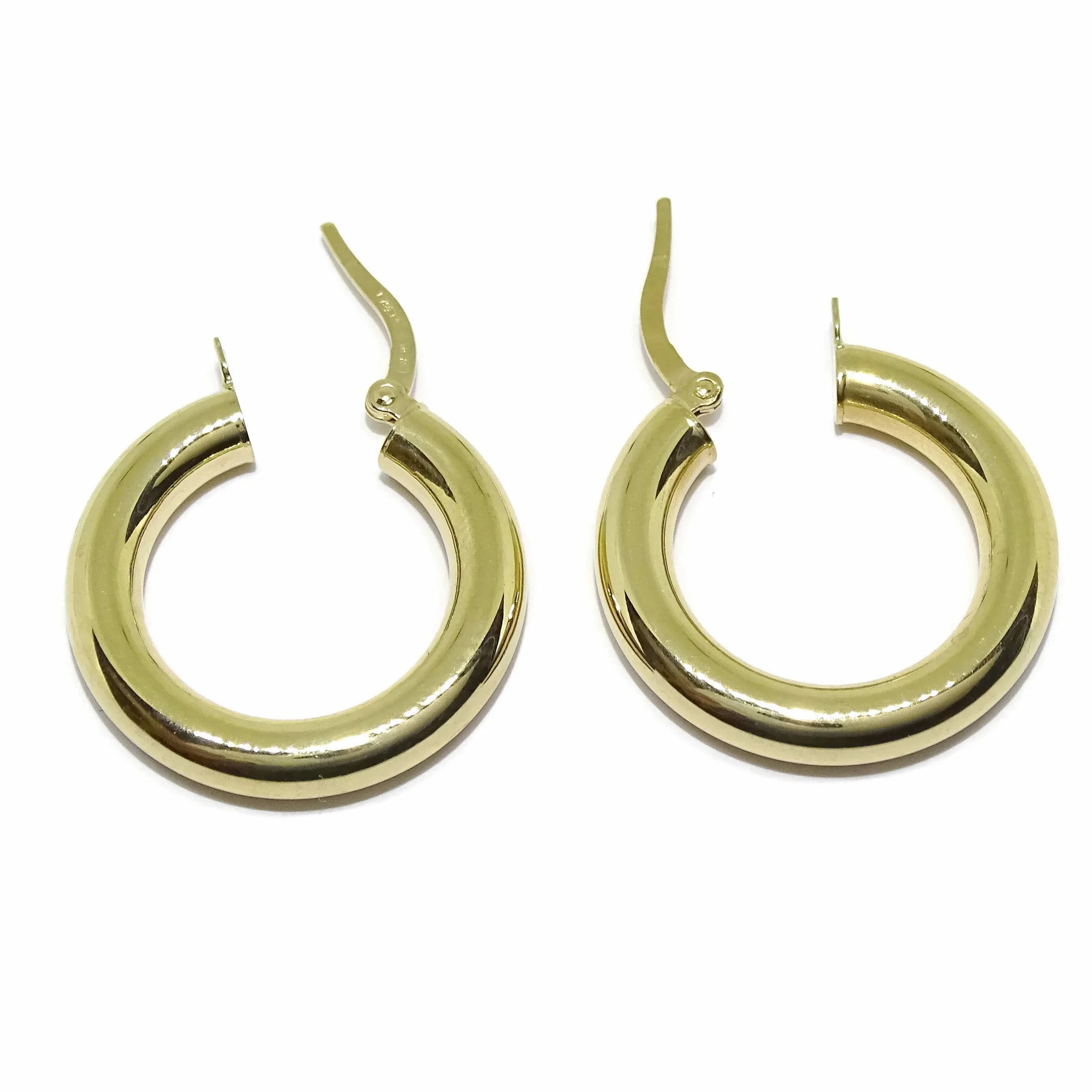 Pendientes aros de tubo ancho de 4mm y 2.30cm de diámetro exterior. Peso; 3.10gr de oro de 18k.