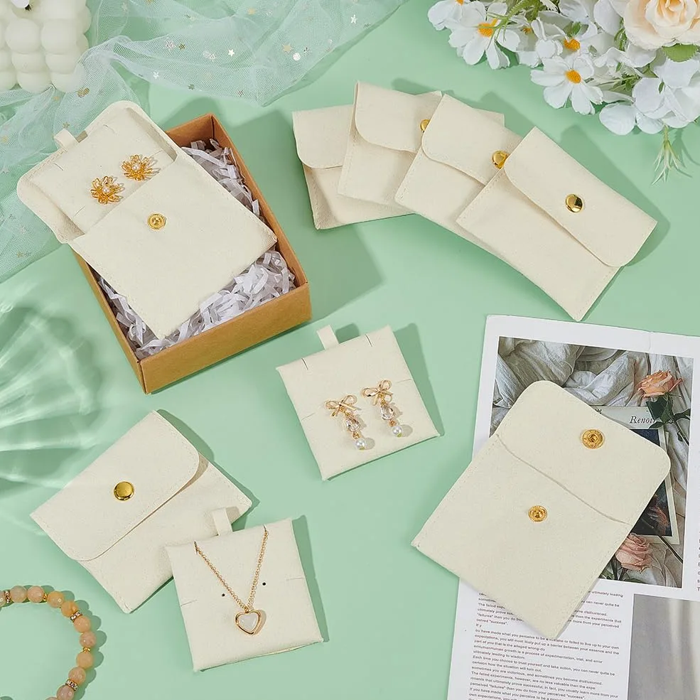 BENECREAT 22 bolsas de joyería beige con botón de latón, 2.7 x 3.1 x 0.5 pulgadas, bolsas de almacenamiento de joyas de microfibra, pequeñas bolsas de regalo para pulseras, collares, anillos, aretes
