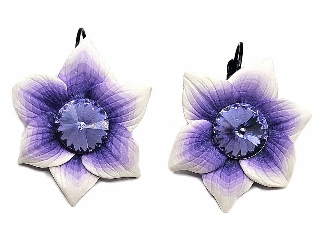 ByMomu - Pendientes blancos lilas flores de arcilla polimerica, hechos a mano, pieza unica, regalo original