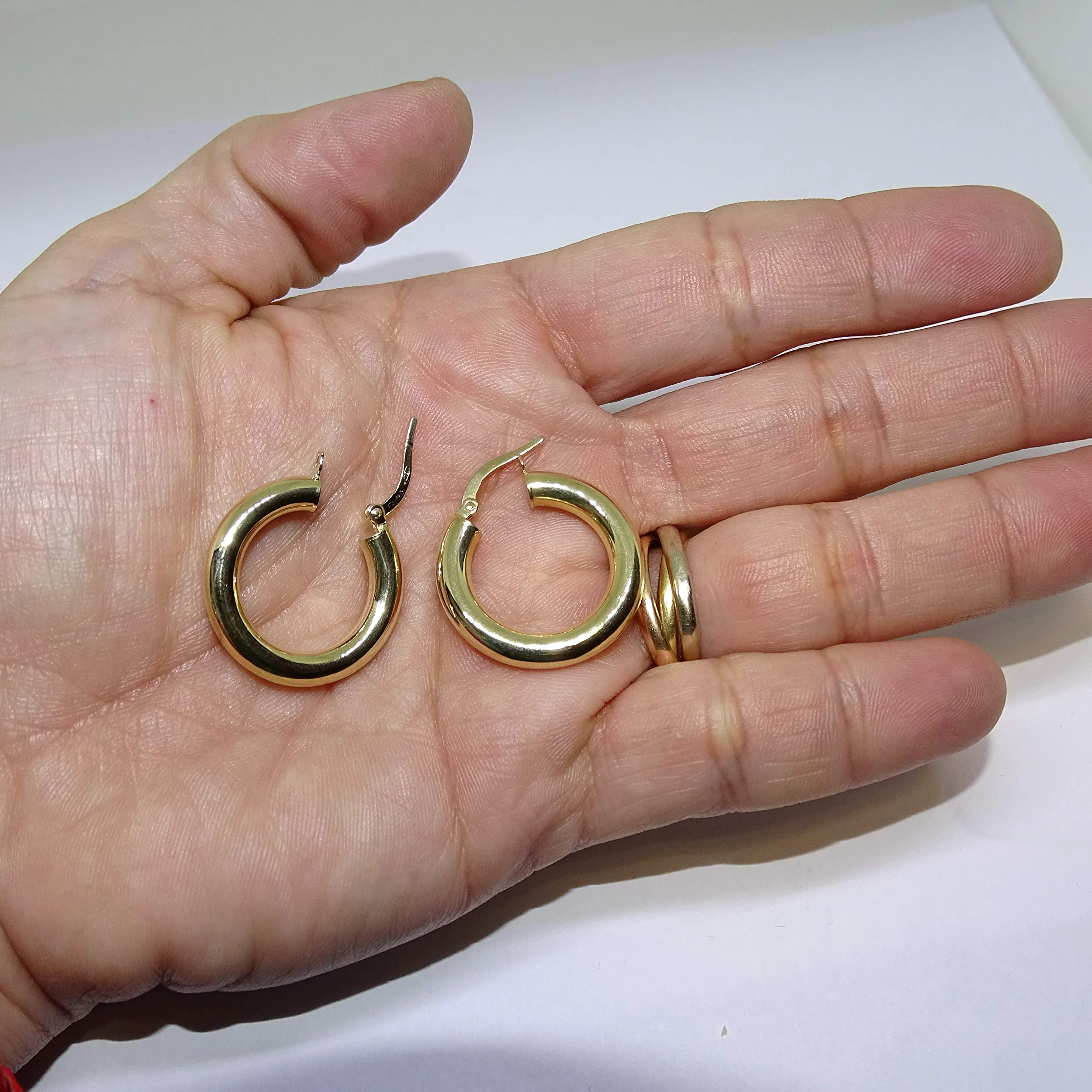 Pendientes aros de tubo ancho de 4mm y 2.30cm de diámetro exterior. Peso; 3.10gr de oro de 18k.