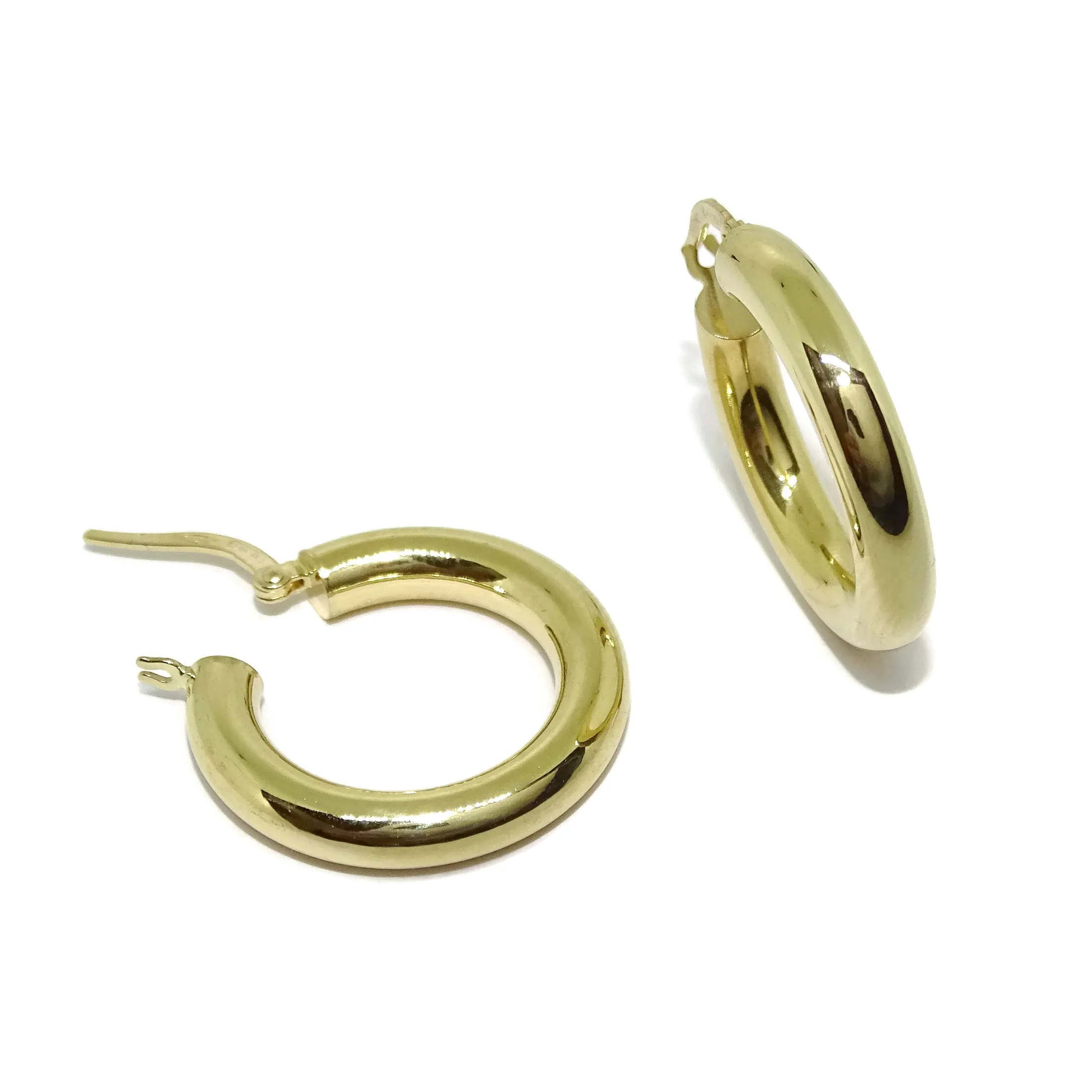 Pendientes aros de tubo ancho de 4mm y 2.30cm de diámetro exterior. Peso; 3.10gr de oro de 18k.