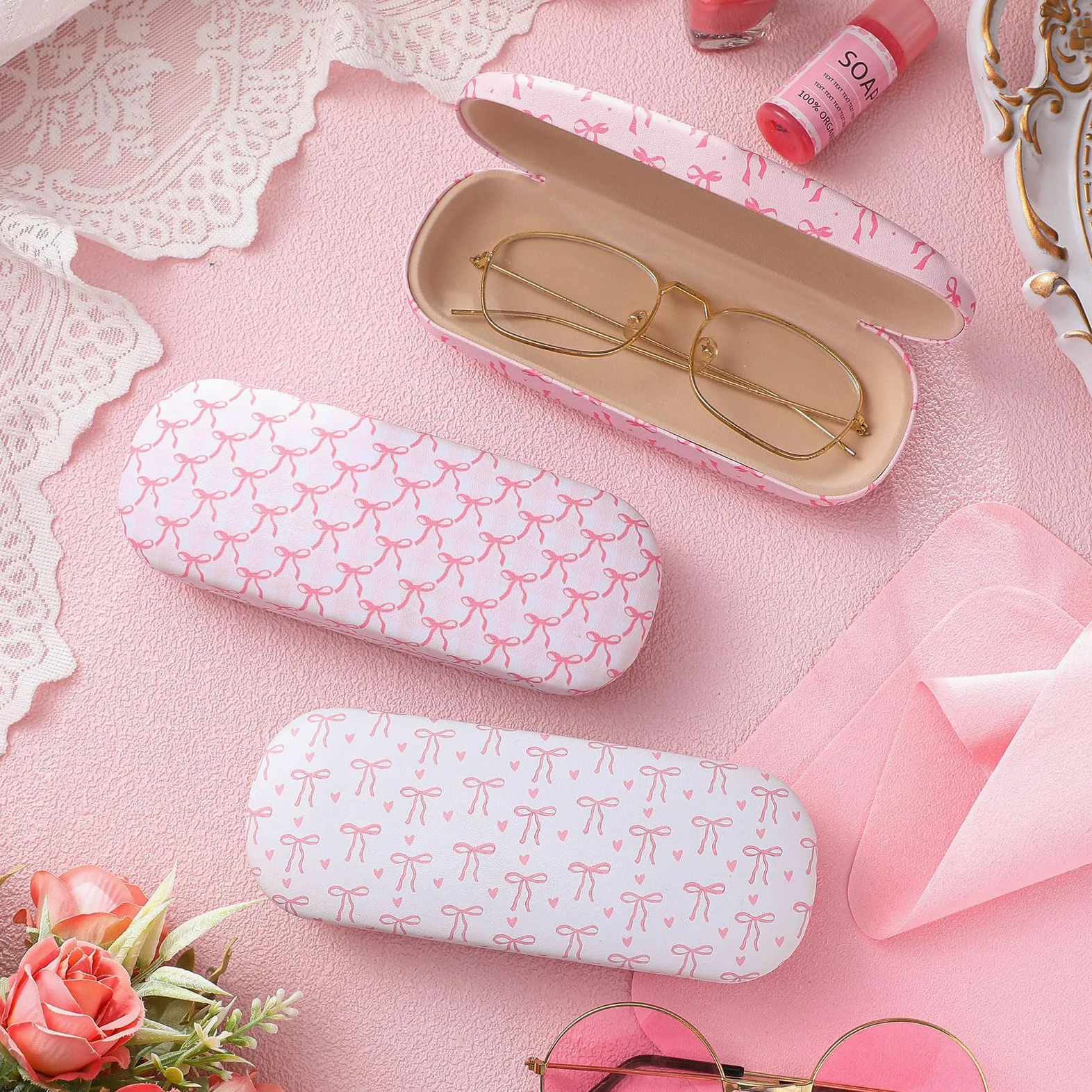 Fuyoooo Paquete de 3 fundas duras para gafas de sol con lazo rosa con paño de limpieza, caja de piel sintética para gafas de sol