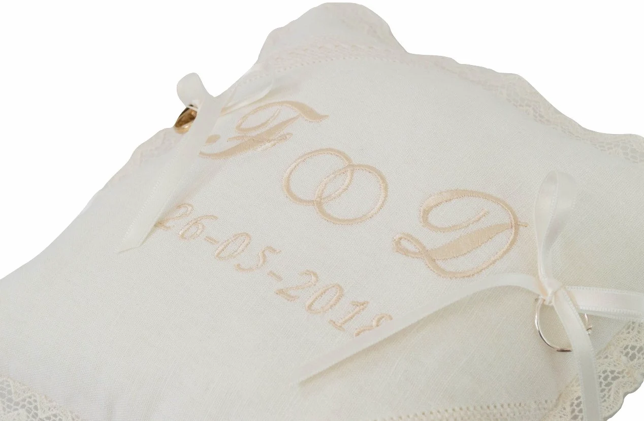 Cojín o Almohada para Anillos, alianzas de Boda Bordado con Las Iniciales de los Novios y Fecha DE LA Boda. Fabricado en España