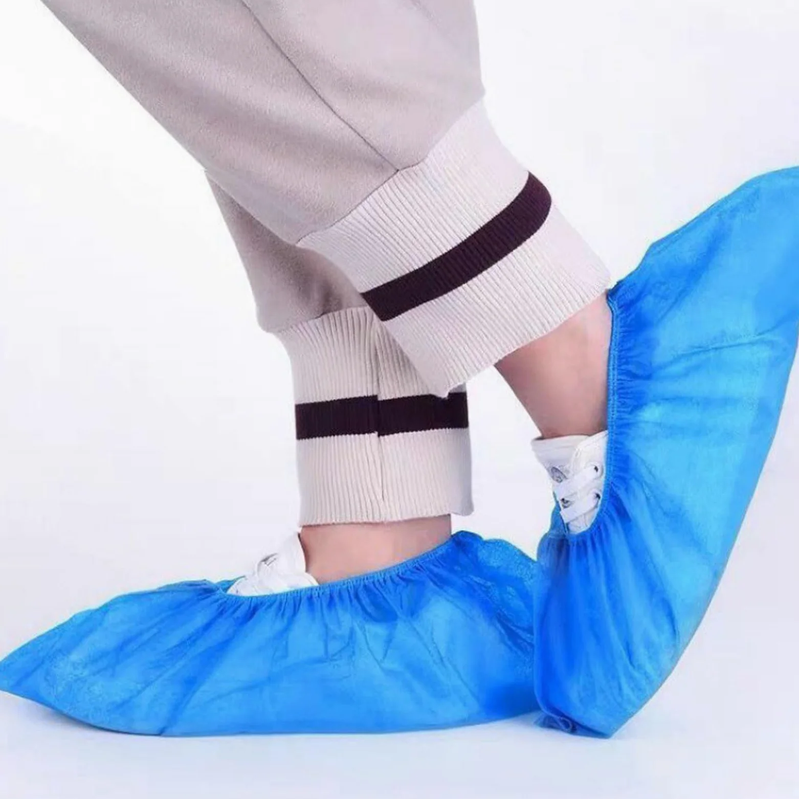 Paquete de 500 (250 pares) reutilizables de tela impermeable para zapatos, ecológicas, desechables, protección antideslizante, perfecta para eventos y uso doméstico